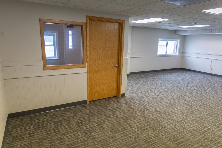 More Photos Of 1405 Lake Lansing Rd, Lansing Warehouse For Lease