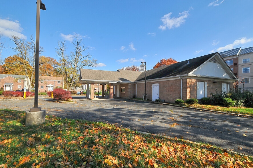 More Photos Of 335 E Front St, Plainfield Bank For Lease