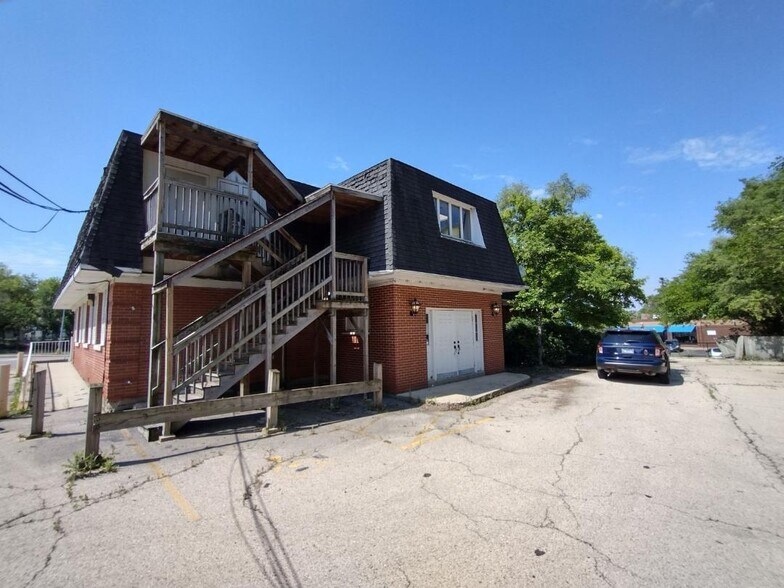 More Photos Of 474 Summit St, Elgin Office For Lease