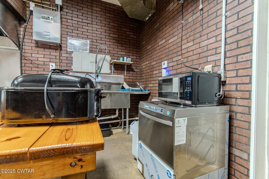 More Photos Of 225 N Front St, Halls General Retail For Sale