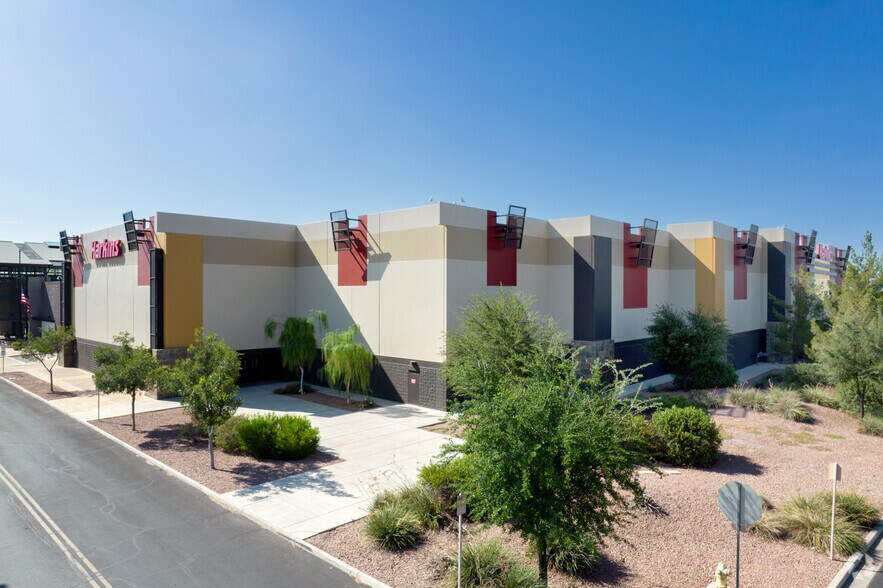 More Photos Of 2716-2810 S Market St, Gilbert Unknown For Lease