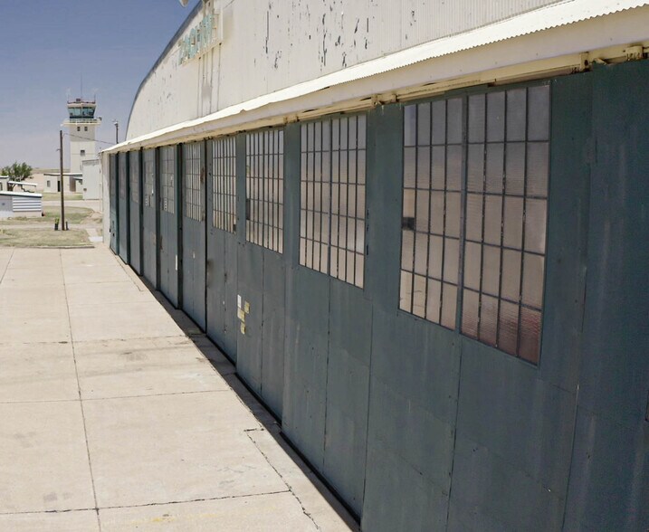 More Photos Of 212 Davis Dr, Lubbock Airplane Hangar For Lease