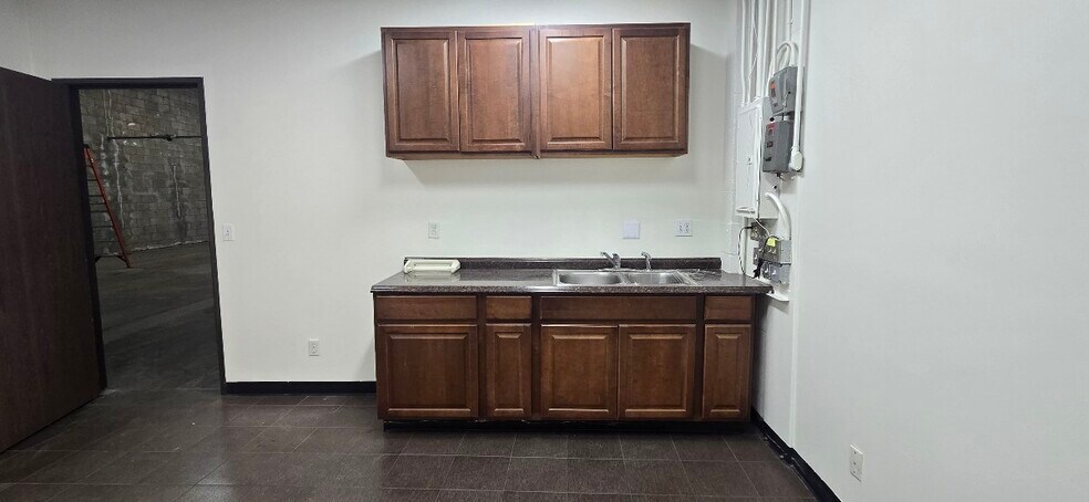 More Photos Of 1716 E 21st St, Los Angeles Manufacturing For Lease