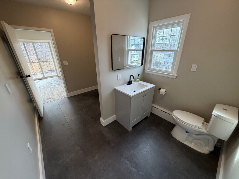 More Photos Of 196 Woodland St, Bristol Office Residential For Lease