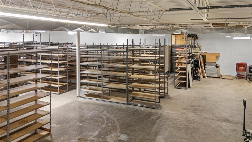 More Photos Of 516 Washington St, Ravenswood Freestanding For Lease