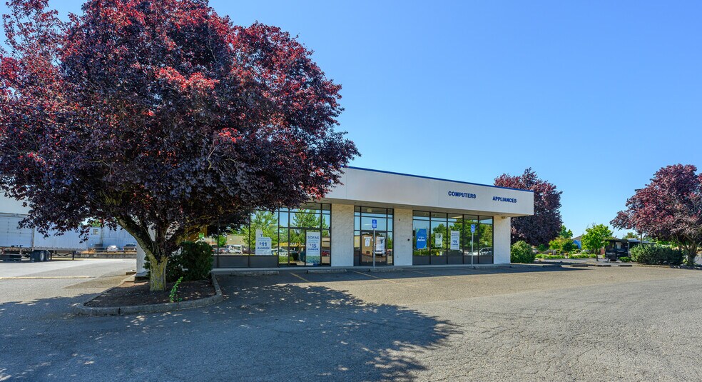 More Photos Of 1580 Mount Hood Ave, Woodburn Department Store For Lease