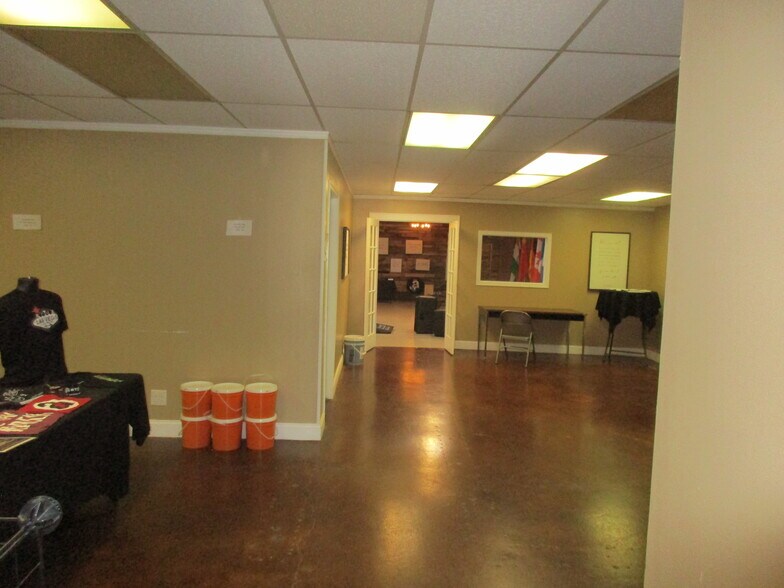 More Photos Of 7619-7621 E 46th Pl, Tulsa Showroom For Sale