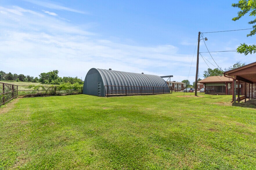 More Photos Of 1404 S B St, Henryetta Veterinarian Kennel For Sale