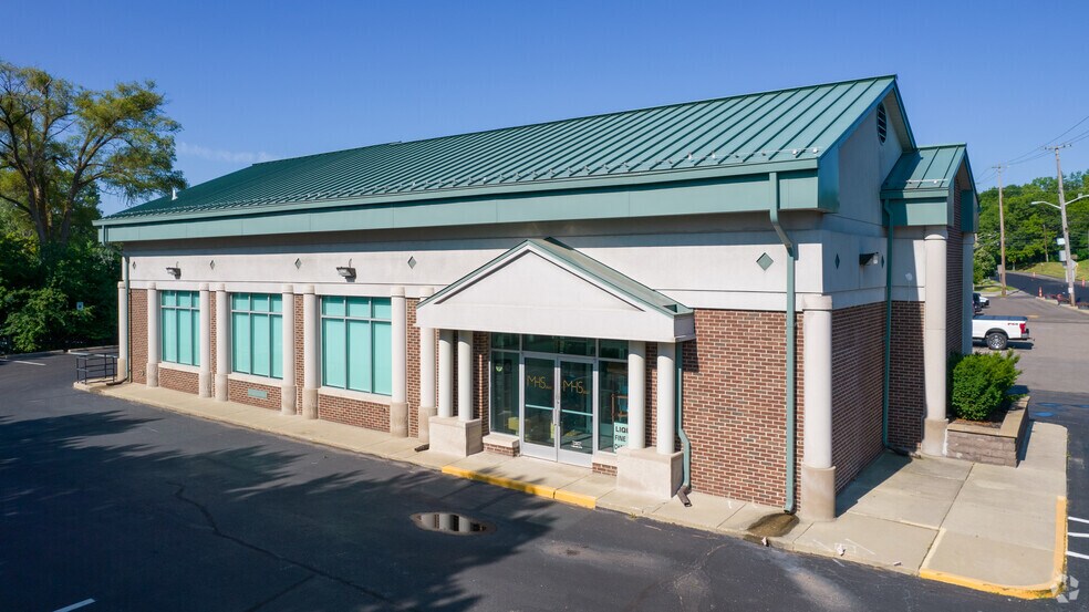 Primary Photo Of 35 W Long Lake Rd, Bloomfield Hills Bank For Lease