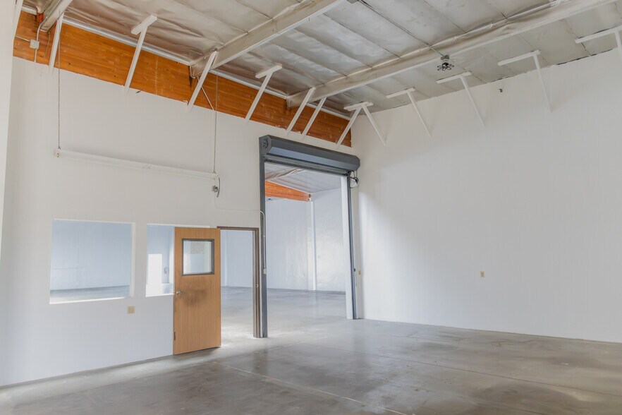 More Photos Of 351 W 131st St, Los Angeles Warehouse For Lease