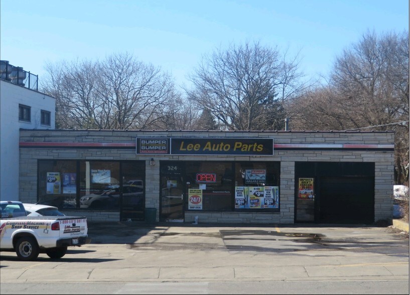 More Photos Of 324 N Lake St, Mundelein Storefront For Sale