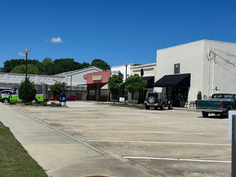 More Photos Of 3089 Main St, Mansfield Service For Lease