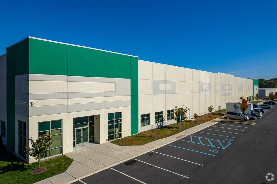 More Photos Of 499 Commerce Dr, Burlington Township Warehouse For Lease