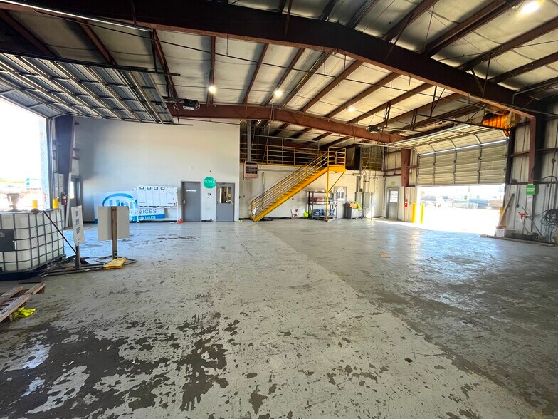 More Photos Of 204 Engineers Rd, Belle Chasse Warehouse For Lease