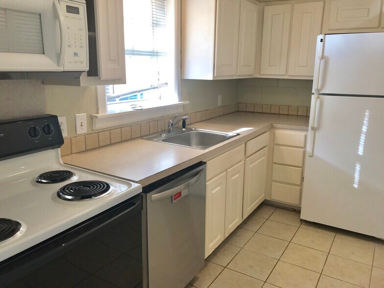 More Photos Of 210 Austin St, Grapevine Apartments For Sale
