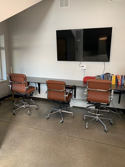 More Photos Of 110 3rd St, Lynden Storefront Retail Office For Lease