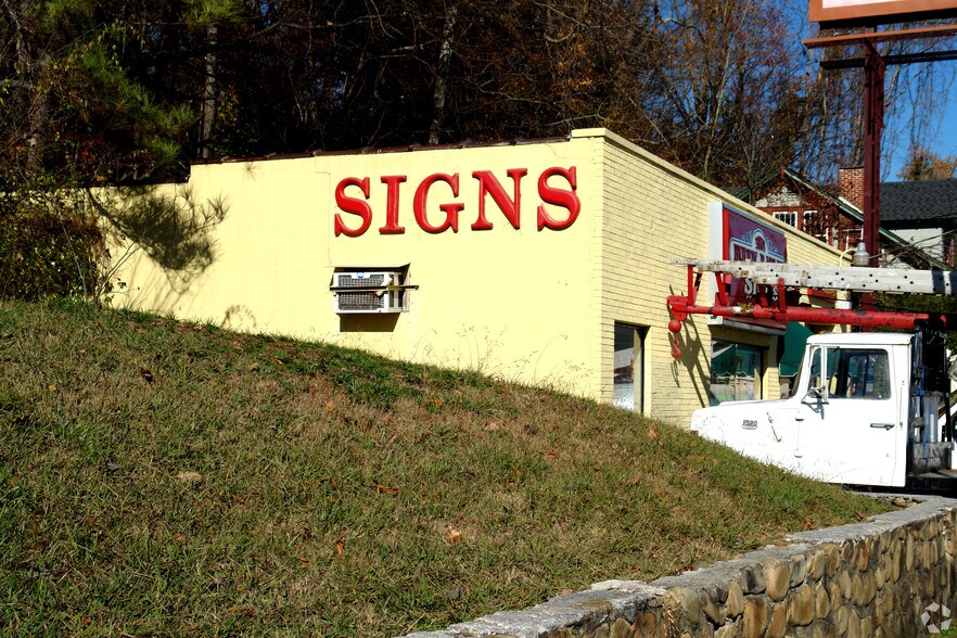 More Photos Of 2205 Dayton Blvd, Chattanooga Storefront Retail Office For Sale