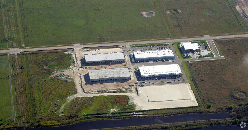 More Photos Of 16850 Oriole Rd, Fort Myers Warehouse For Lease
