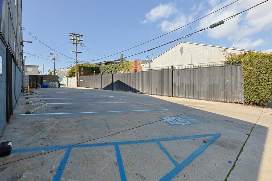 More Photos Of 361 Vernon Ave, Venice Warehouse For Lease