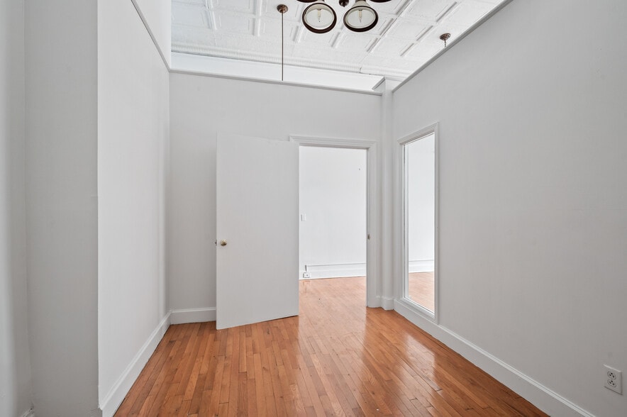 More Photos Of 23 Bedford Sq, Pittsburgh Storefront Retail Residential For Lease