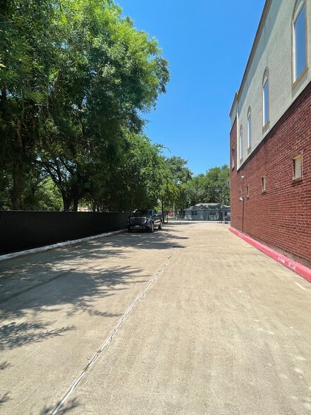 More Photos Of 11511 N Garden St, Houston Office Residential For Sale