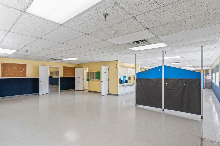 More Photos Of 211 Edds Ln, Sterling Schools For Lease