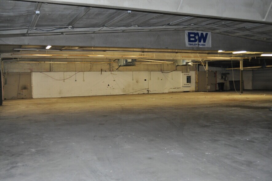 More Photos Of 1501 S Blue Bell Rd, Brenham Warehouse For Sale
