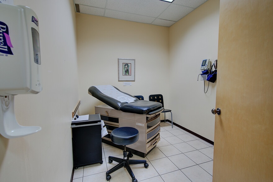 More Photos Of 5021 Parkwood Rd, Blackfalds Medical For Sale