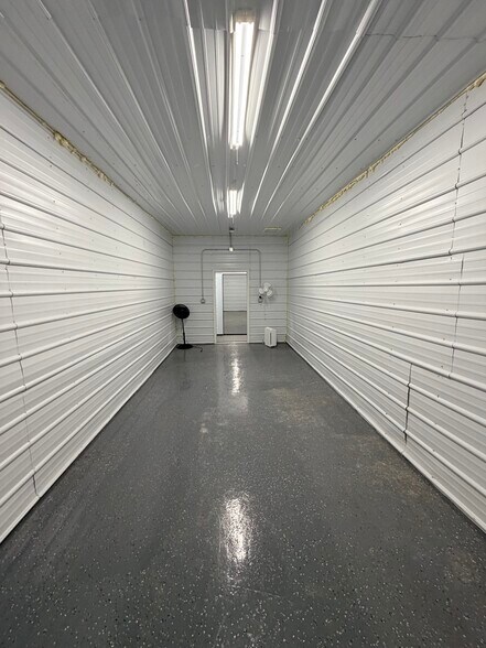 More Photos Of 40-50 Victor St, Highland Park Warehouse For Sale