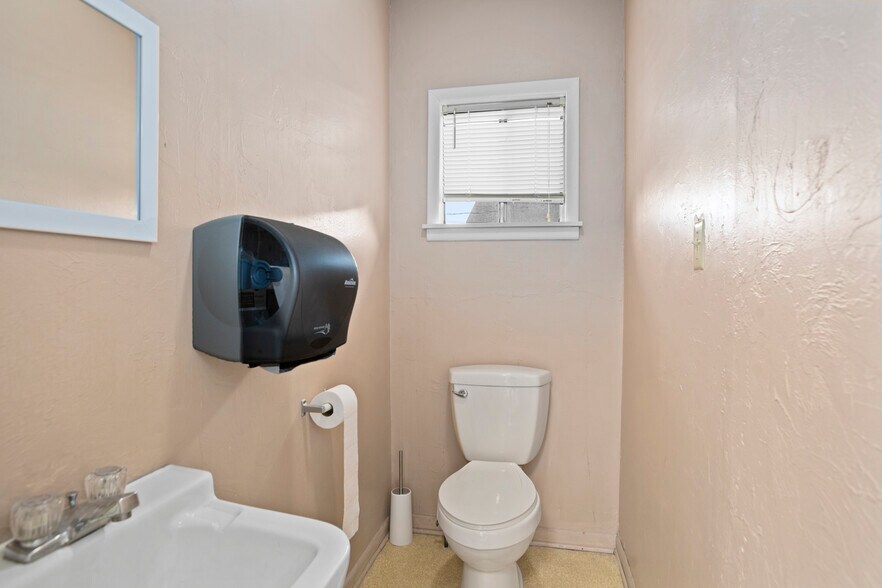 More Photos Of 130 N Main St, Petal Medical For Sale