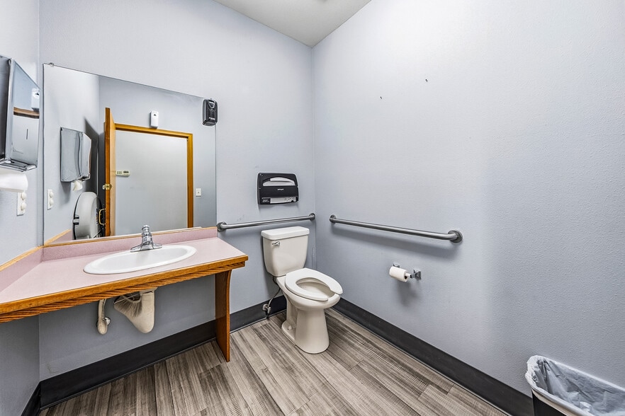 More Photos Of 925 Town Centre Dr, Medford Medical For Lease