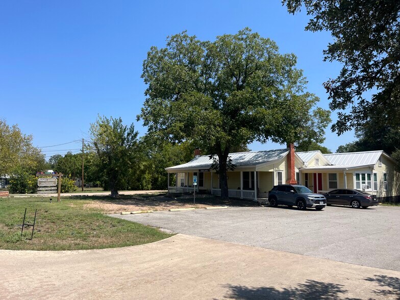 More Photos Of 211 Railroad St, Buda Medical For Sale
