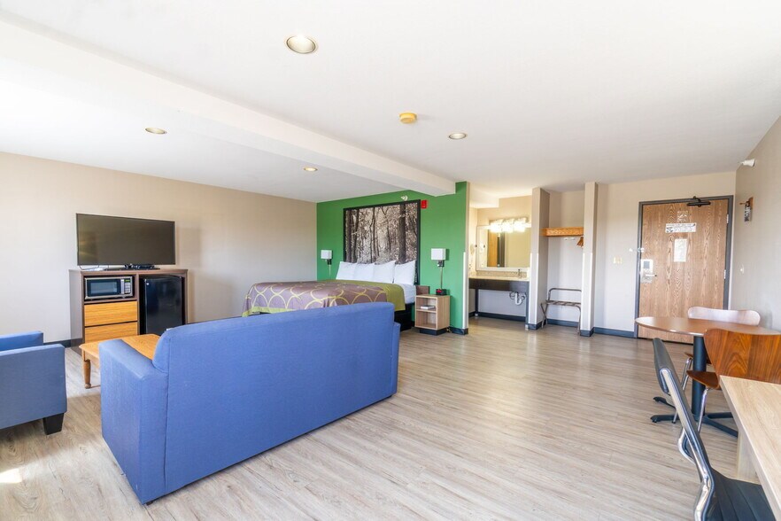 More Photos Of 2530 Singing Hills Blvd, Sioux City Hotel For Sale