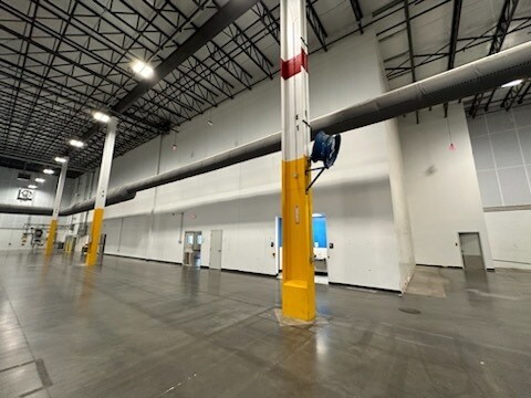 More Photos Of 4401 E Hefner Rd, Oklahoma City Distribution For Sale