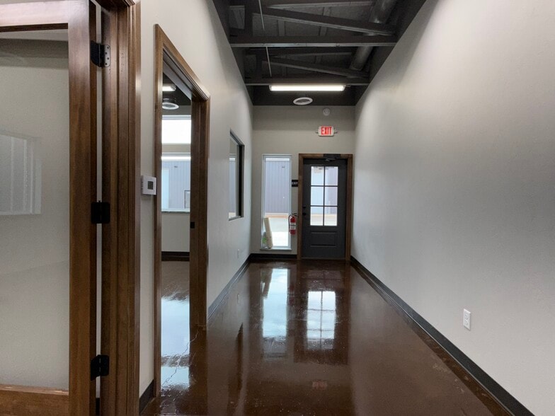 More Photos Of 8136 Silver Crossing, Oklahoma City Warehouse For Lease