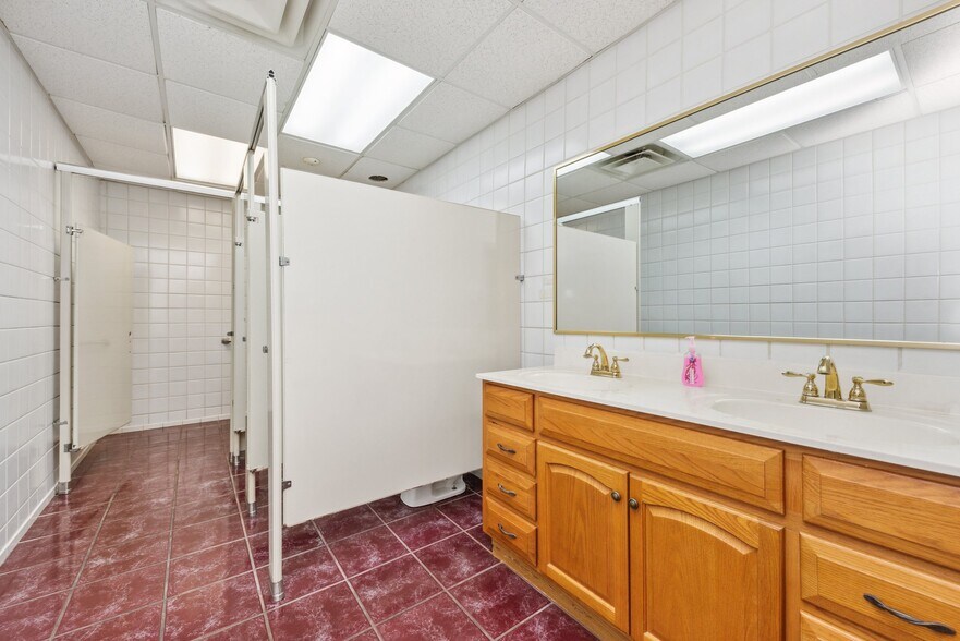 More Photos Of 470 Tucker Dr, Maysville Storefront Retail Office For Sale