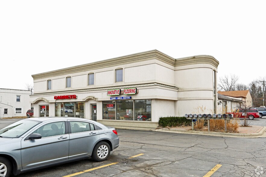 More Photos Of 7675 Highland Rd, Waterford Showroom For Lease