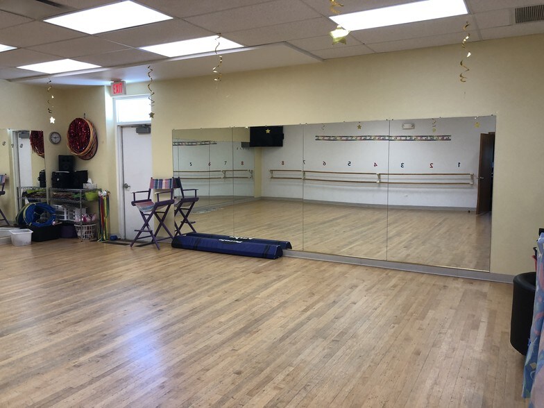 More Photos Of 608 E Veterans Pky, Yorkville Medical For Lease