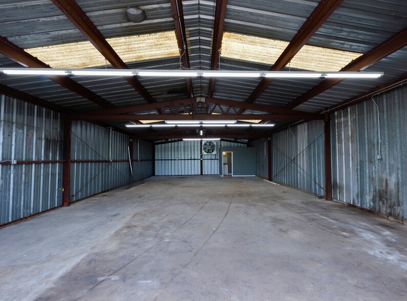 More Photos Of 440 N Jefferson St, Lancaster Industrial For Lease