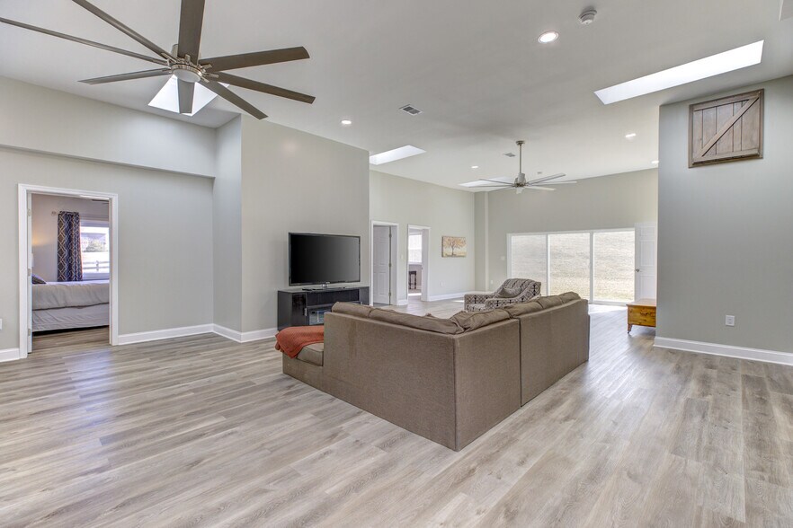 More Photos Of 1565 Seven Fountains Rd, Fort Valley Specialty For Sale