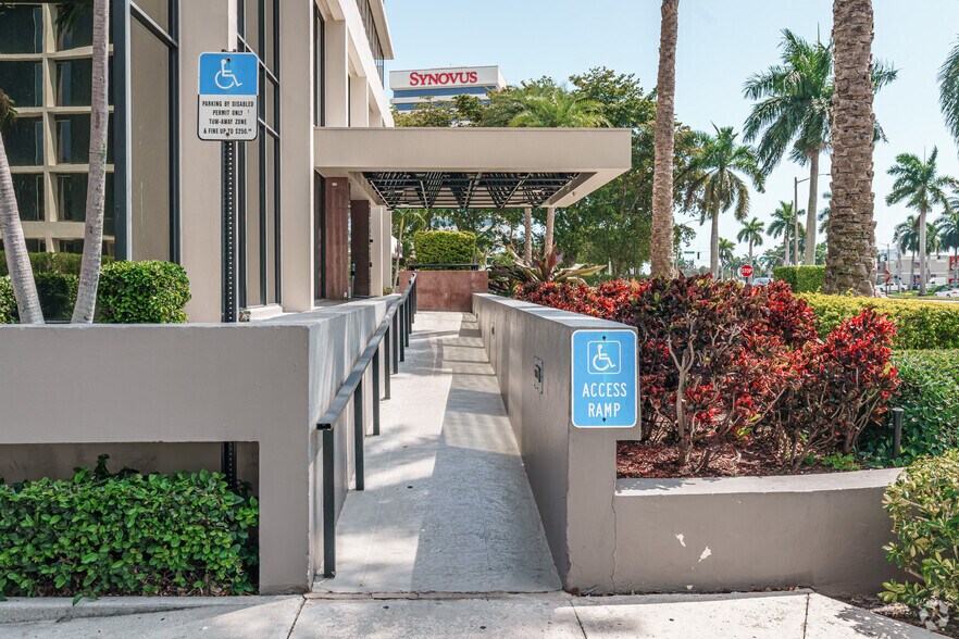 More Photos Of 1645 Palm Beach Lakes Blvd, West Palm Beach Office For Lease