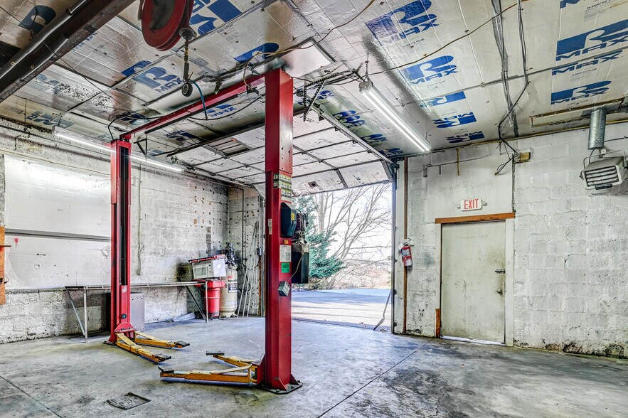 More Photos Of 1482 Seven Valleys Rd, York Flex For Sale