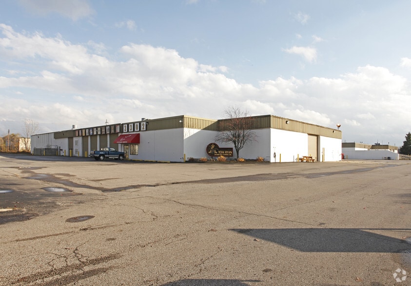 More Photos Of 3302 Kent St, Flint Distribution For Lease