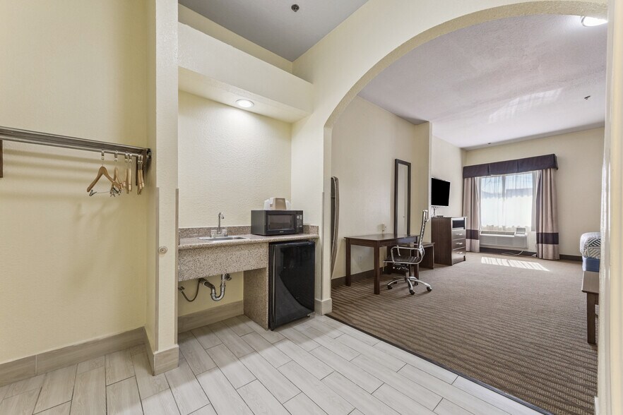 More Photos Of 2601 Spencer Hwy, Pasadena Hotel For Sale