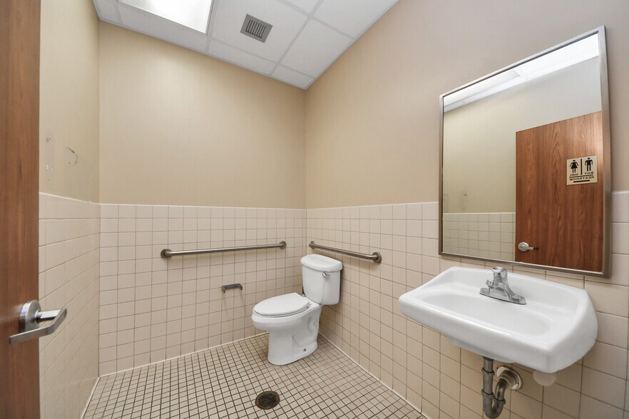 More Photos Of 3521 Town Center Blvd, Sugar Land Medical For Lease