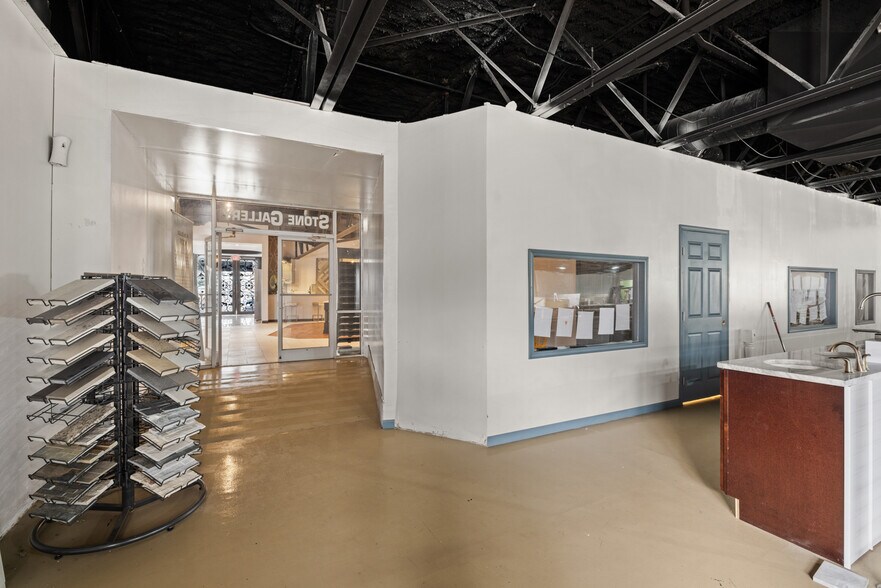 More Photos Of 2866 Poplar Ave, Memphis Storefront Retail Office For Sale