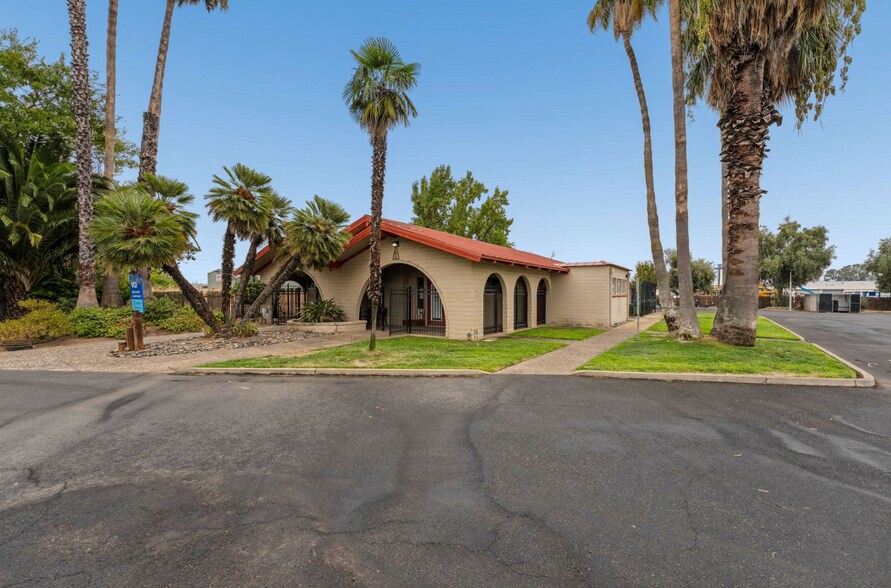 More Photos Of 751 Oro Dam Blvd E, Oroville Veterinarian Kennel For Sale