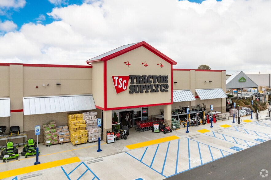 More Photos Of Tractor Supply, Soledad General Retail For Sale