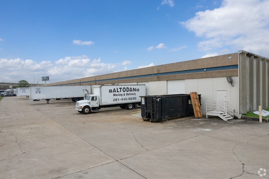 More Photos Of 7811 N Shepherd Dr, Houston Unknown For Lease