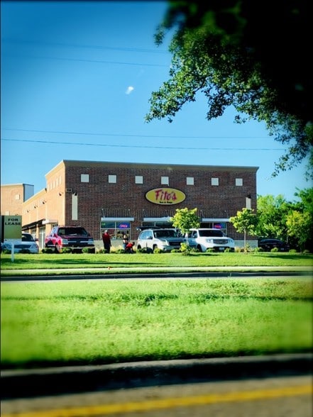 More Photos Of 510 W Pioneer Pky, Grand Prairie General Retail For Lease